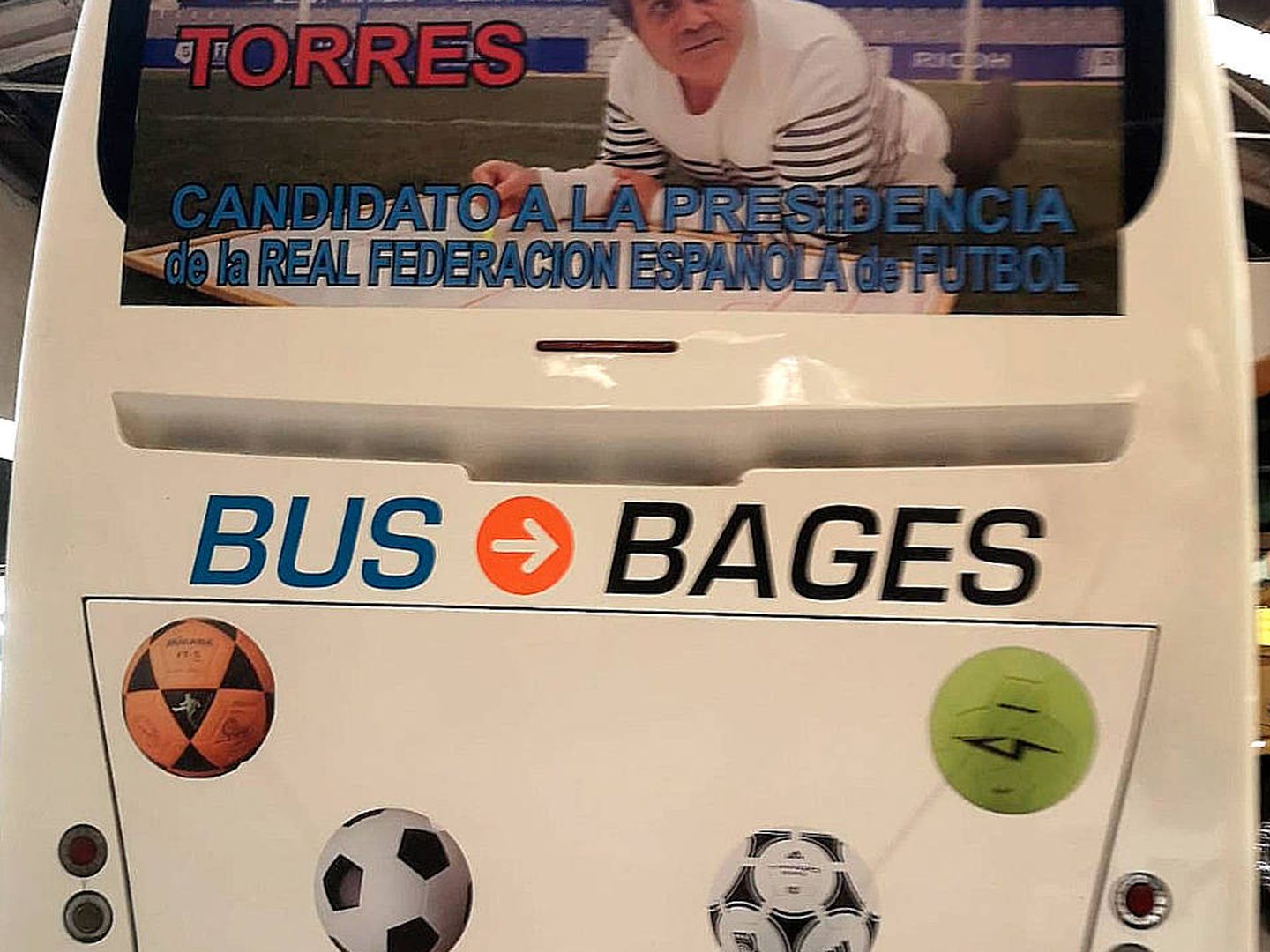 Torres ha rotulado algunos autobuses para promocionar su candidatura. (A. T.)