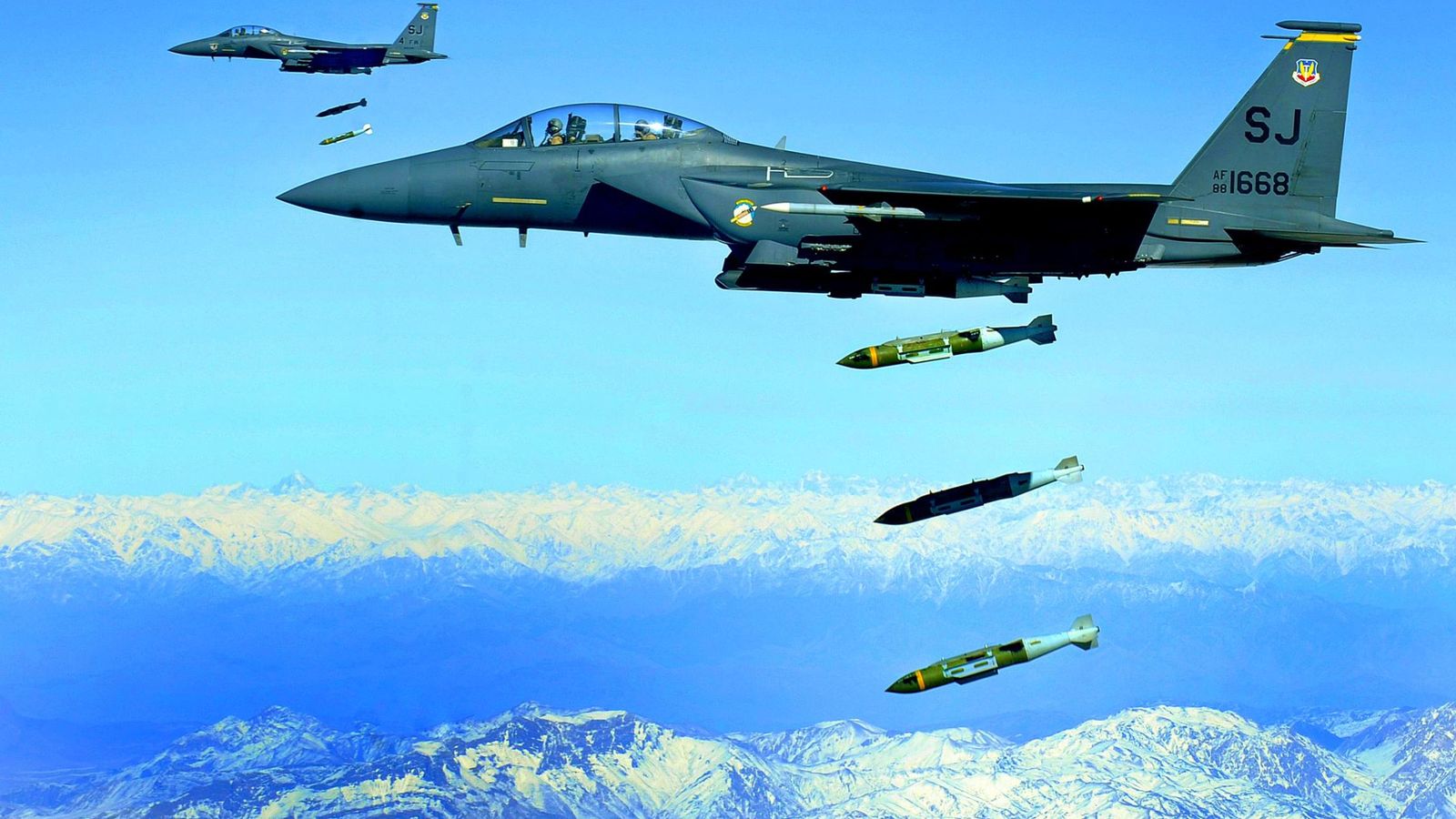 Foto: Un F-15 lanza bombas sobre Afganistán en el 2009. (Foto: Wikimedia Commons)