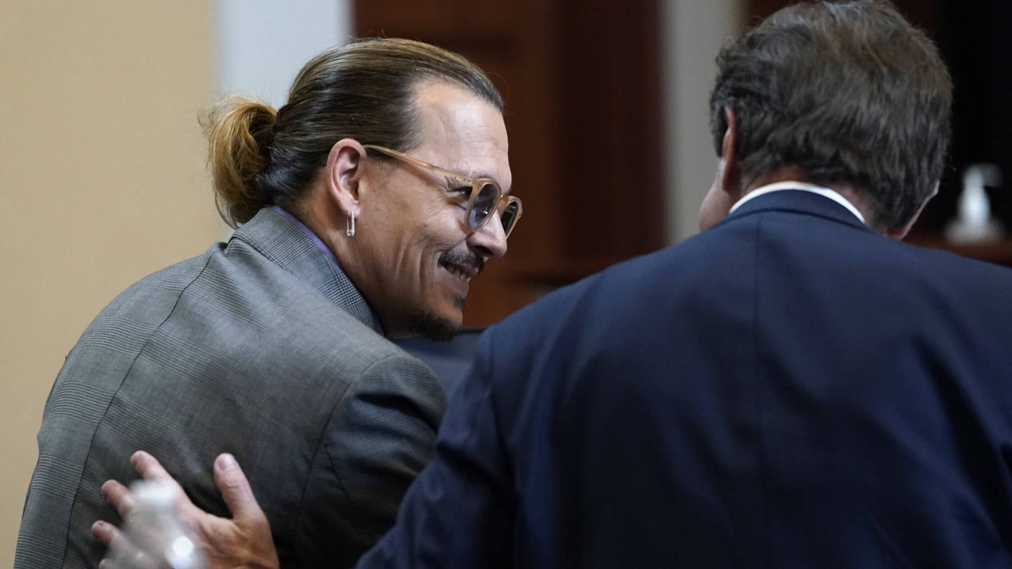 Johnny Depp sonríe junto a su abogado. (EFE/Elizabeth Frantz)