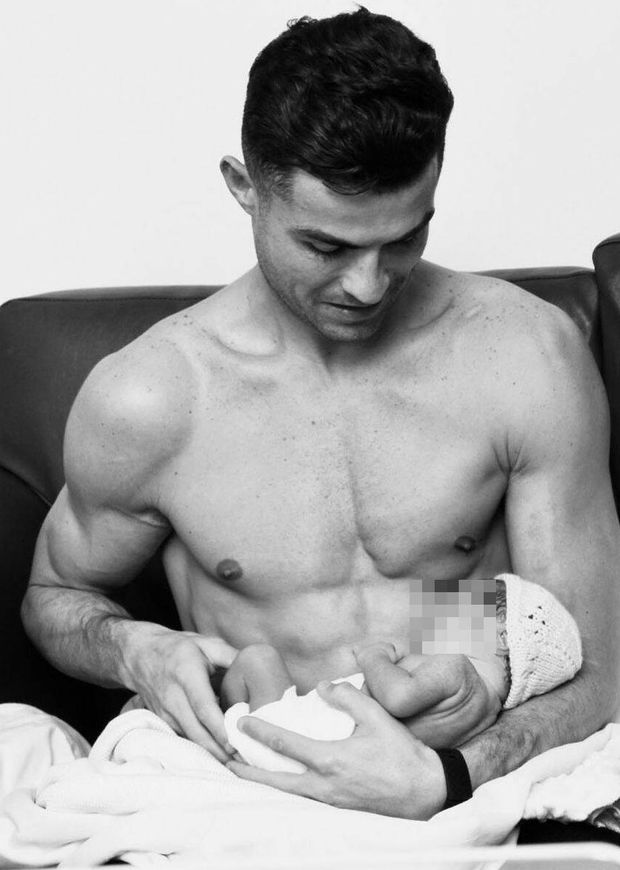 Cristiano Ronaldo, con su hija recién nacida. (IG)