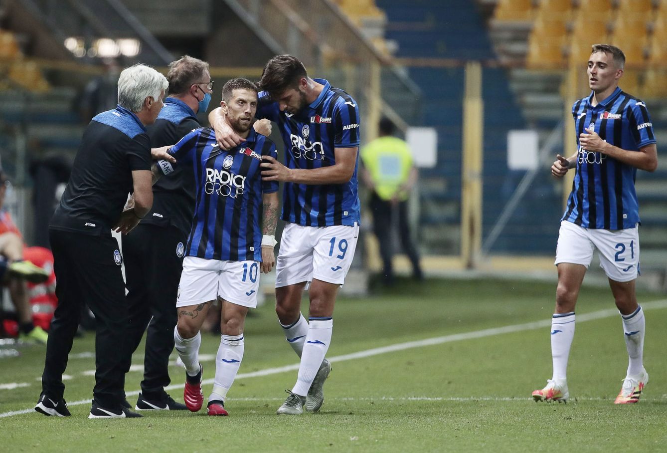 Alejandro Gómez, El Papu, celebra junto a los técnicos del Atalanta un gol. (EFE)