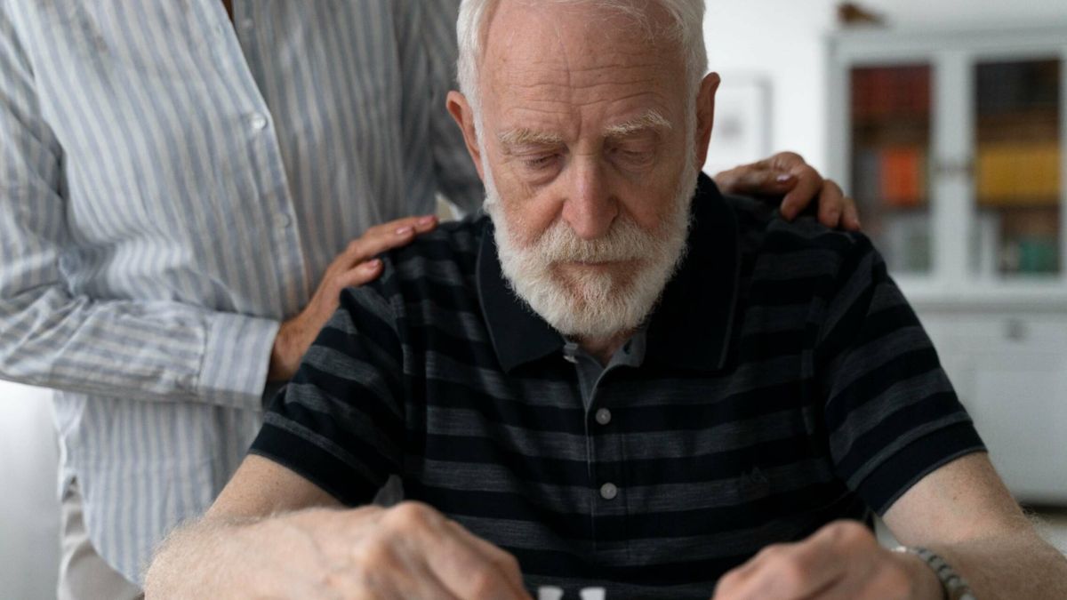 Falsas creencias en torno al alzhéimer: ni es igual que la demencia senil ni solo de ancianos