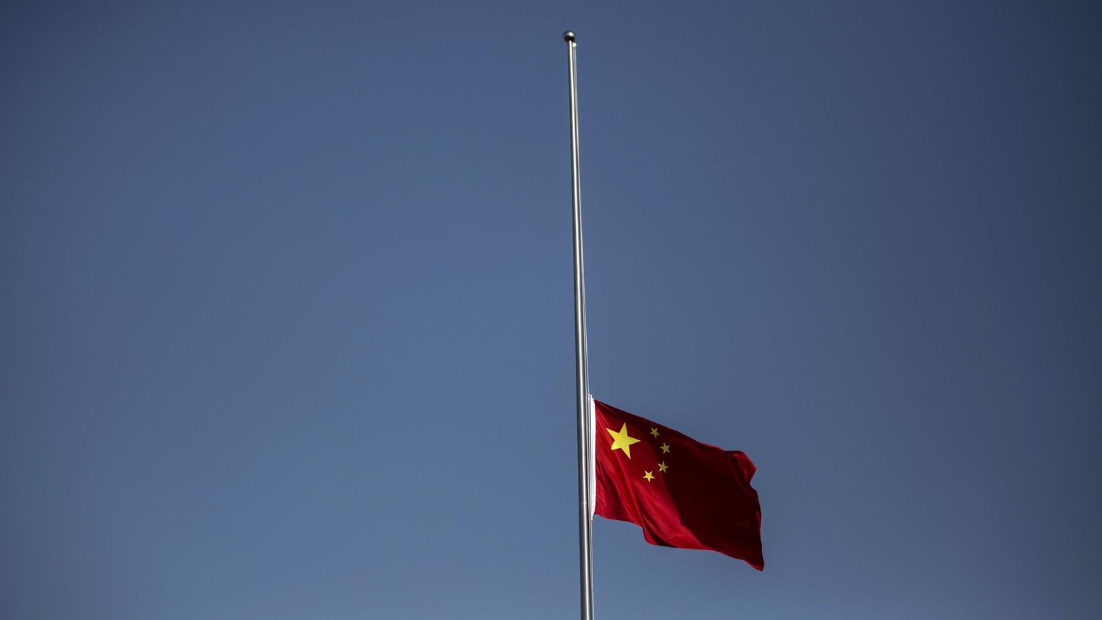 Foto: La bandera nacional de China se iza a media asta durante una ceremonia conmemorativa. REUTERS / Aly Song