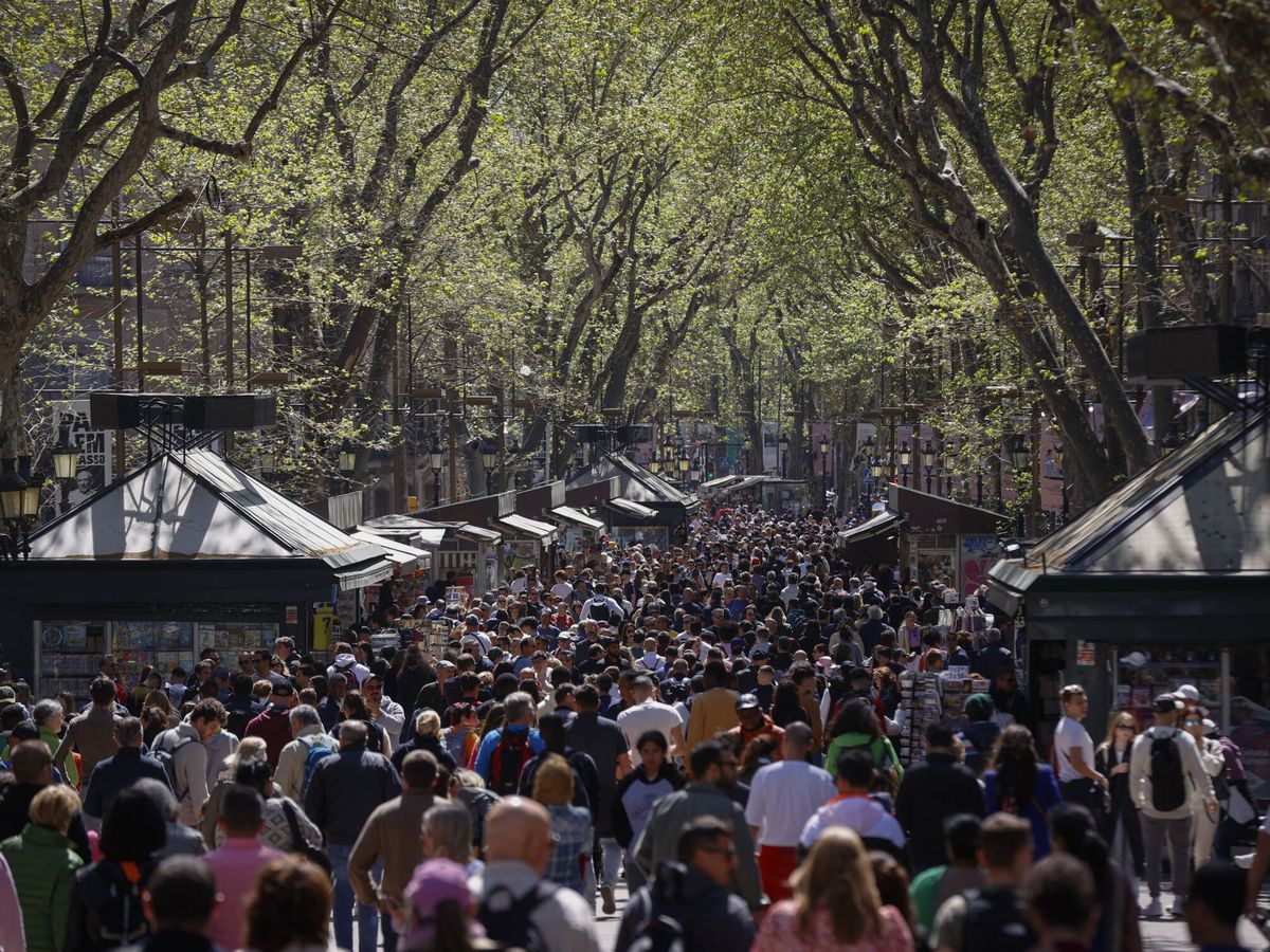 Foto: Barceloneses y turistas pasean por Las Ramblas. (EFE/Toni Albir)