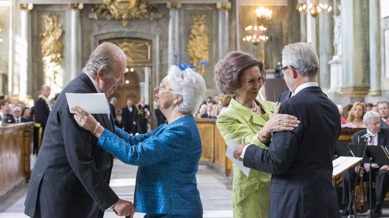 Foto: Cristina saluda a Juan Carlos I y su marido a la Reina Sofía (Gtres)