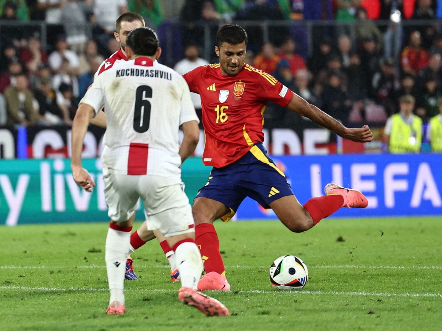 Rodrigo en el disparo que valió el gol del empate para España. (EFE)