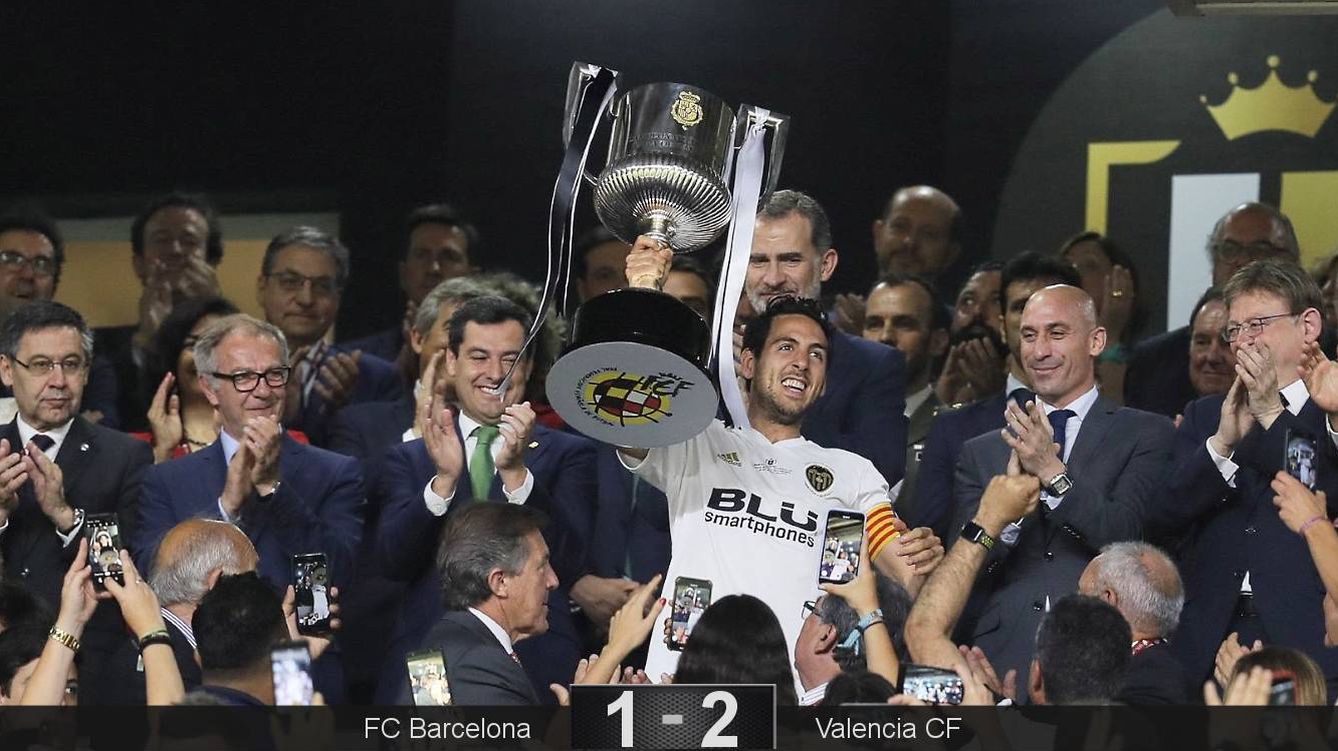 Foto: Parejo recibió el trofeo de la Copa del Rey de manos de Felipe VI. (EFE)