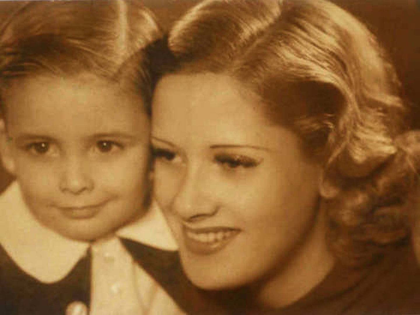 Chicho Ibáñez Serrador y su madre Pepita Serrador. (RTVE)