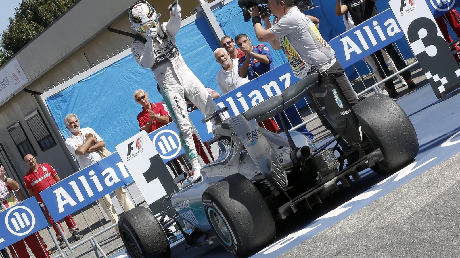 Foto: Lewis Hamilton tras ganar el Gran Premio de Italia (Efe)