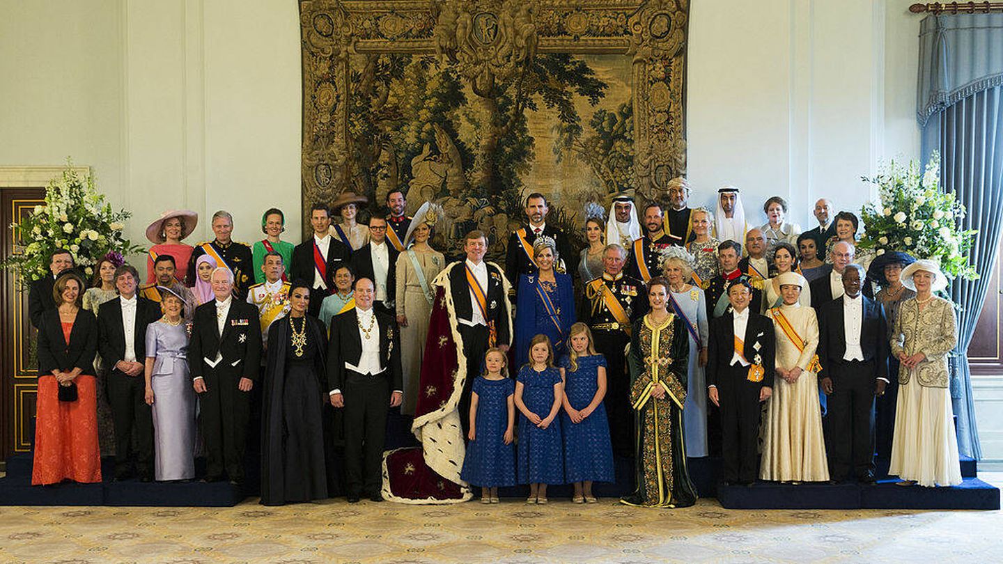 Los Reyes de Holanda, con sus hijas y el resto de miembros de otras realezas en el día de su coronación. (Getty)