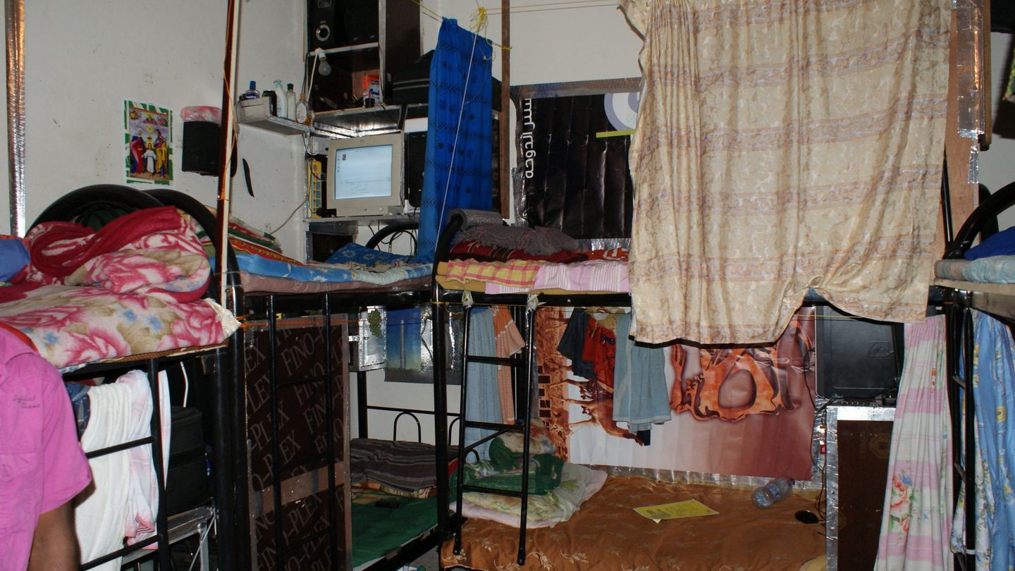 Algunas de las fotos tomadas por Amnistía Internacional cuando entraron en las casas de los trabajadores en 2012. (EFE/Amnesty International)