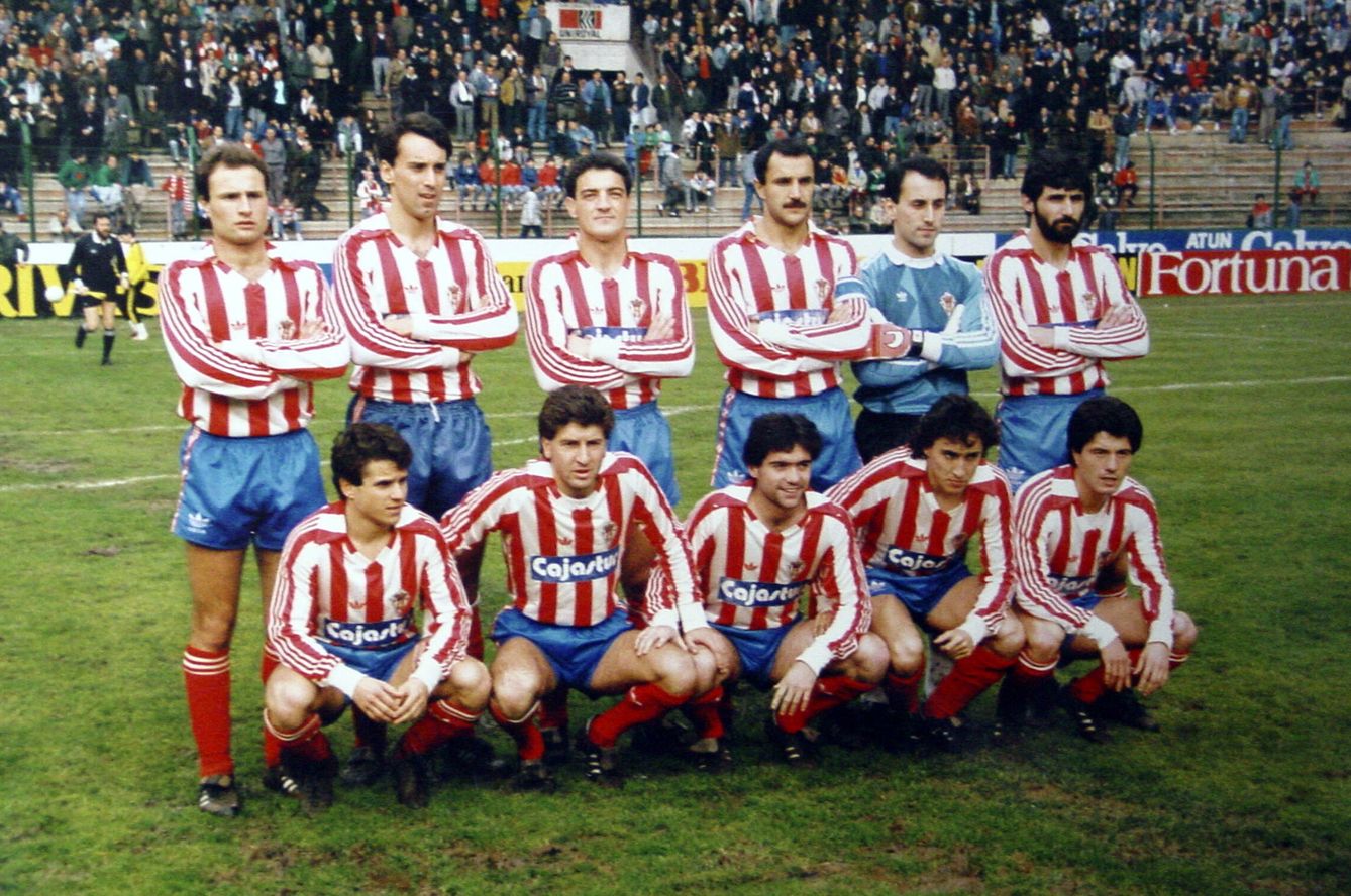 Ablanedo (arriba, segundo por la derecha) y Joaquín (arriba, tercero por la derecha), antes de un Sporting-Sevilla en 1988. (Real Sporting de Gijón)