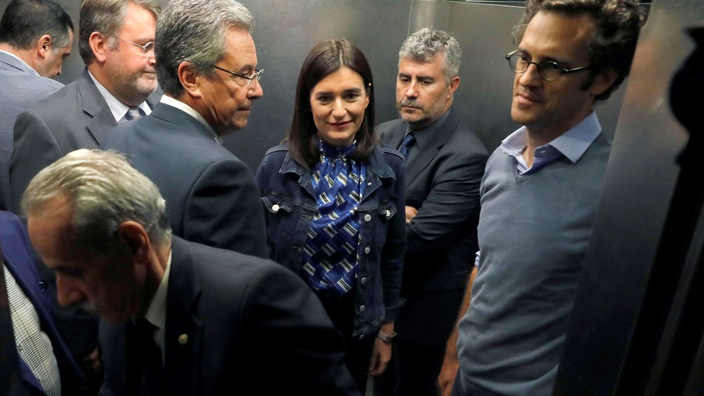 Carmen Montón tras su primera rueda de prensa en la que todavía se negaba a dimitir. (EFE)