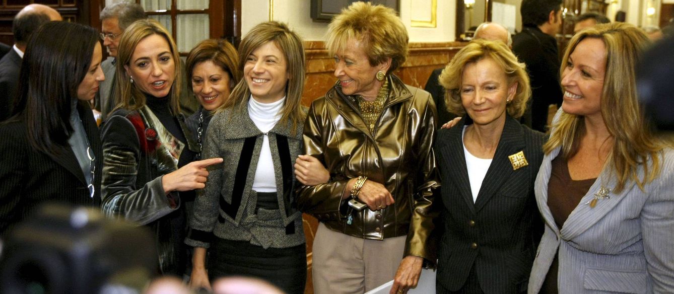 Carme Chacón, con la exvicepresidenta María Teresa Fernández de la Vega y las ministras Beatriz Corredor, Elena Espinosa, Bibiana Aído, Elena Salgado y Trinidad Jiménez, en noviembre de 2009 en el Congreso. (EFE)