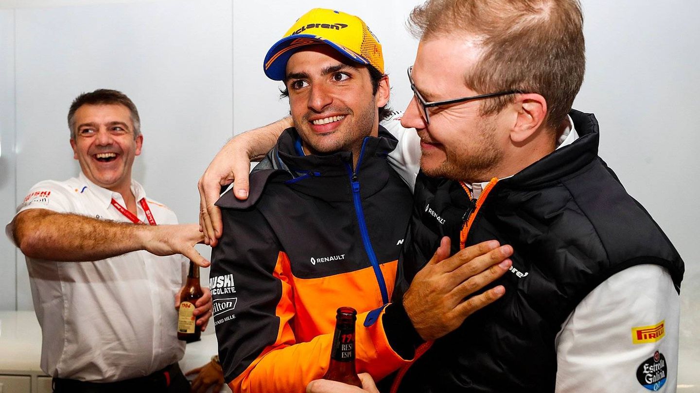 Sainz y su equipo celebran el podio del español brindando con la cervecera española. (EFE)