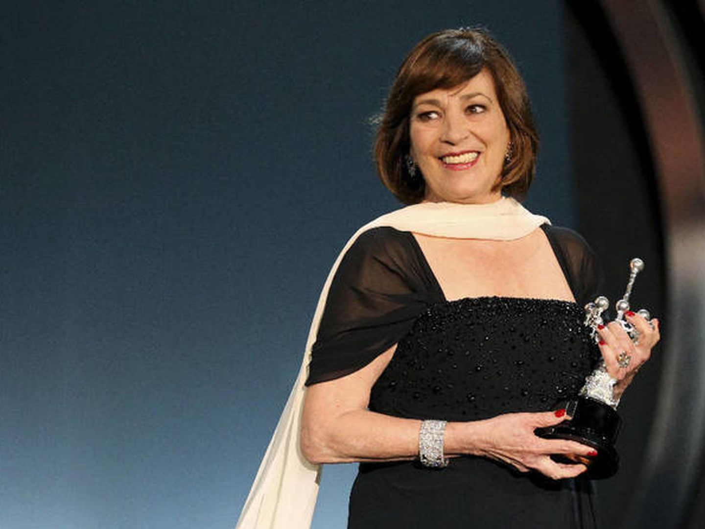La actriz, con el premio Donostia en sus manos. (EFE)