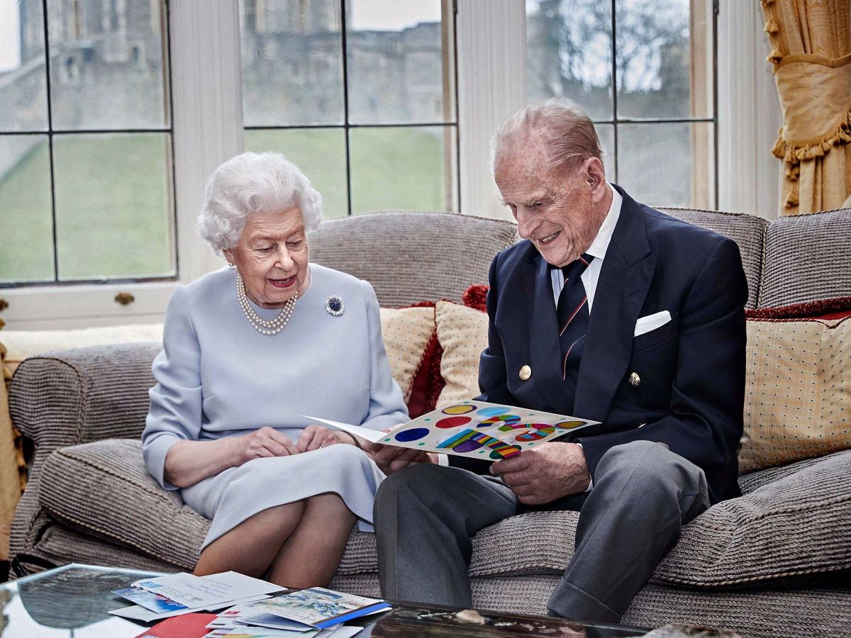Foto: La reina Isabel y el duque de Edimburgo, celebrando su 73º aniversario de bodas. (Palacio de Buckingham)