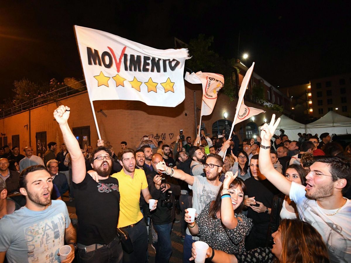 Foto: I sostenitori del Movimento 5 Stelle festeggiano la vittoria del loro candidato a Roma nel 2016 (EFE)