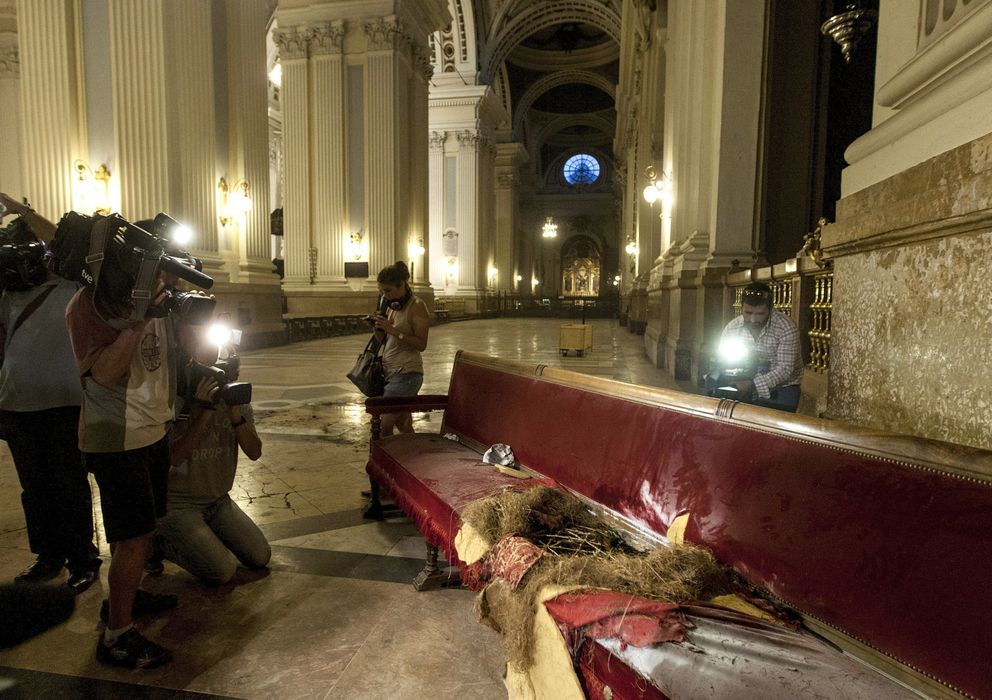Foto: Desperfectos en  la basílica del Pilar de Zaragoza donde explotó el artefacto casero (EFE)