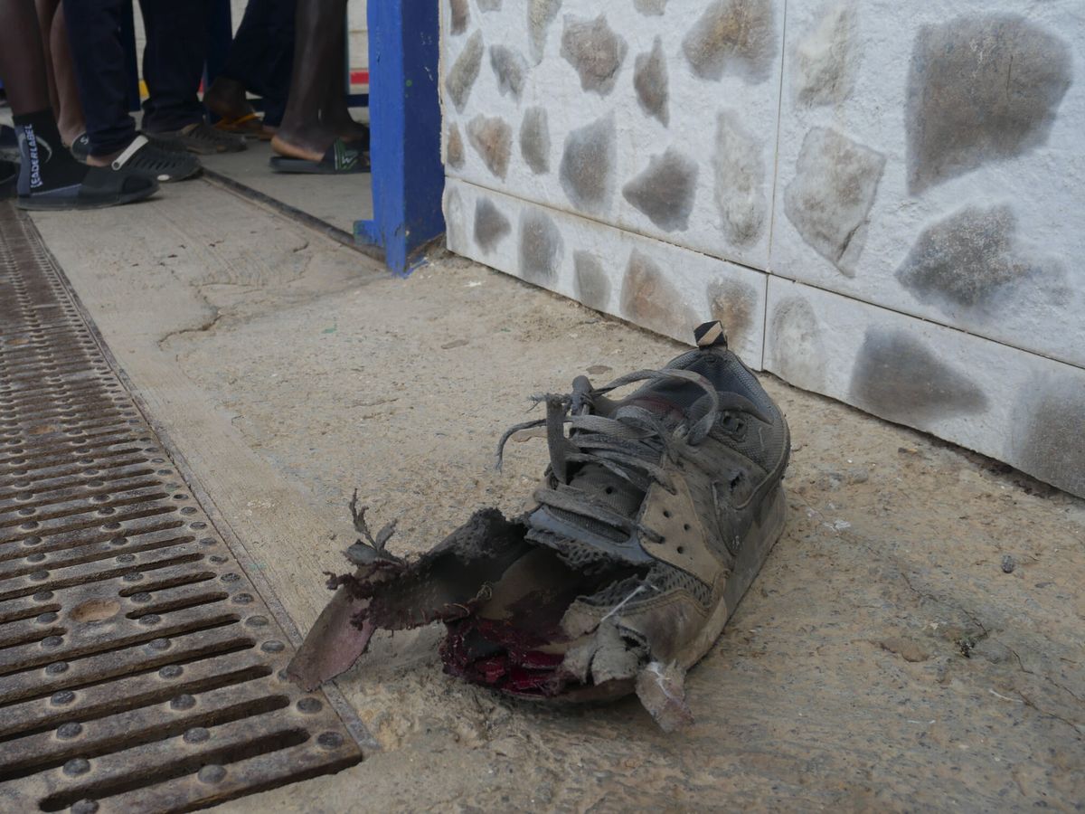Foto: Vista de una zapatilla reventada por uno de los inmigrantes. (EFE/Paqui Sánchez)