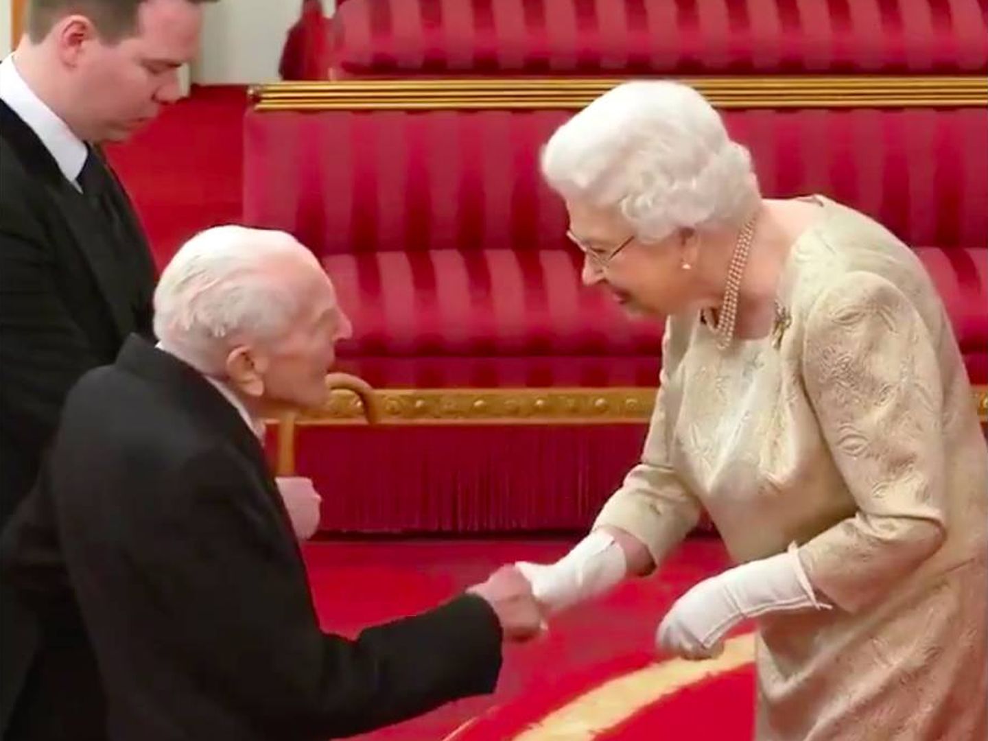 La reina Isabel, este martes en Buckingham. (@royalfamily)