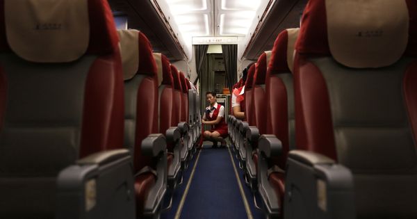 Foto: Una azafata en un vuelo de la peor aerolínea del mundo, la norcoreana Air Koryo. (Reuters/Jason Lee)