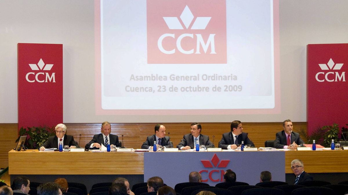 Cayo Lara extiende el caso de las tarjetas VIP de Caja Madrid a la CAM y CCM
