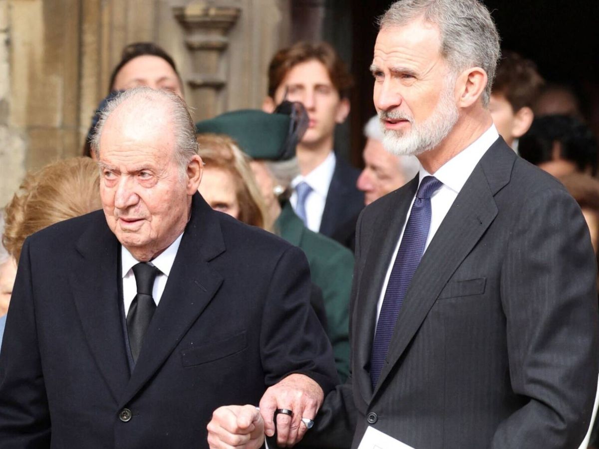 Foto: El rey Felipe VI, junto a su padre en la misa de acción de gracias por Constantino de Grecia. (Reuters)