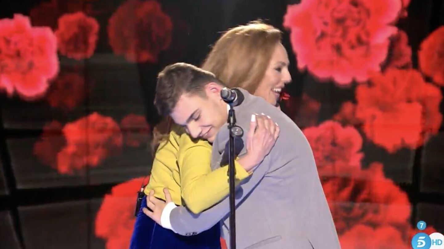 Rocío Carrasco, abrazada a Adrián. (Mediaset)