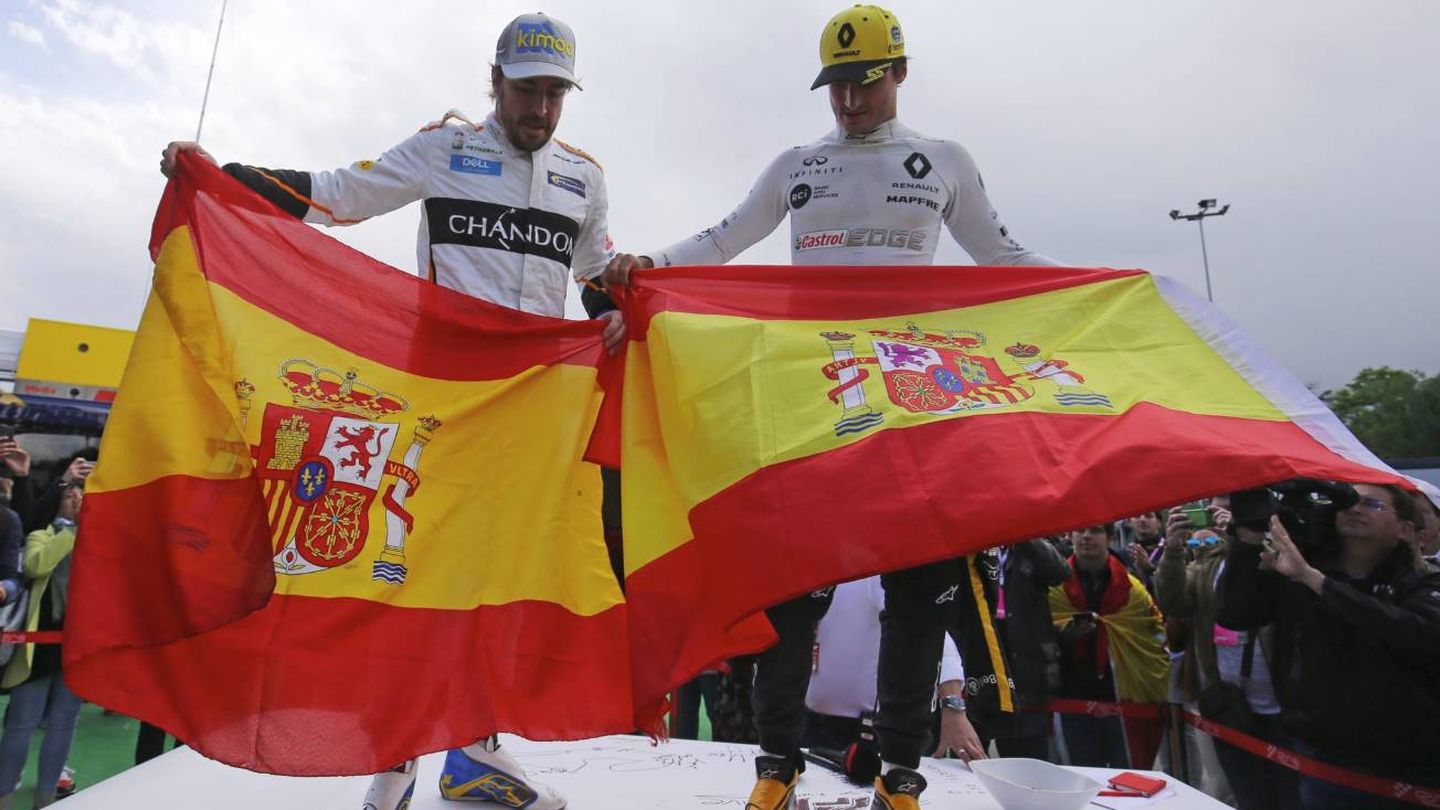 Alonso y Carlos Sáinz, con la bandera española en el GP de Barcelona.