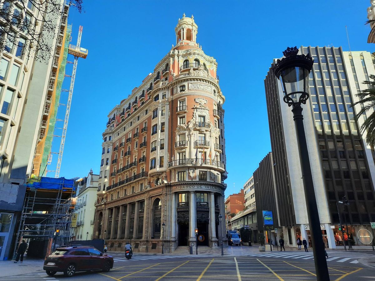 Foto: La sede de CaixaBank, antiguo cuartel general del Banco de Valencia.