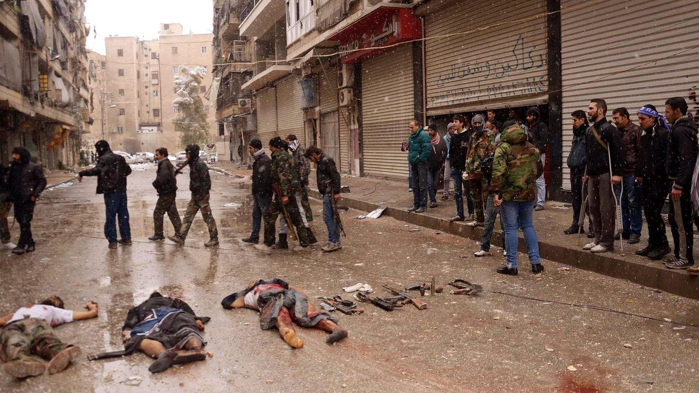 Cuerpos de combatientes muertos en una calle de Alepo (Reuters).