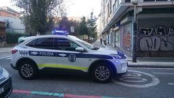 Detenido un hombre en Vitoria-Gasteiz por impedir el paso y abalanzarse contra un coche patrulla