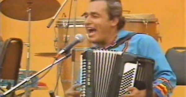 Foto: Carlos Mejía Godoy en una actuación de 1983.