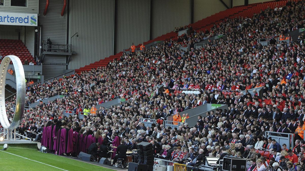 Miles de aficionados recuerdan en el estadio de Anfield a las víctimas de Hillsborough