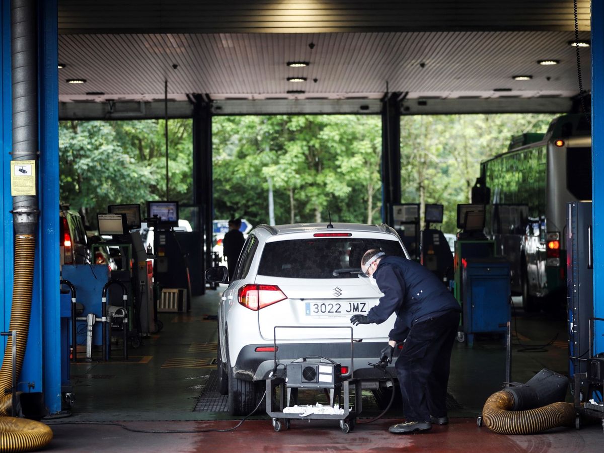 Foto: Un mecánico realiza la inspección técnica de un vehículo (EFE)
