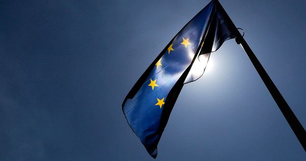 Foto: La bandera de la Unión Europea frente a la sede de la Comisión Europea. (Reuters)