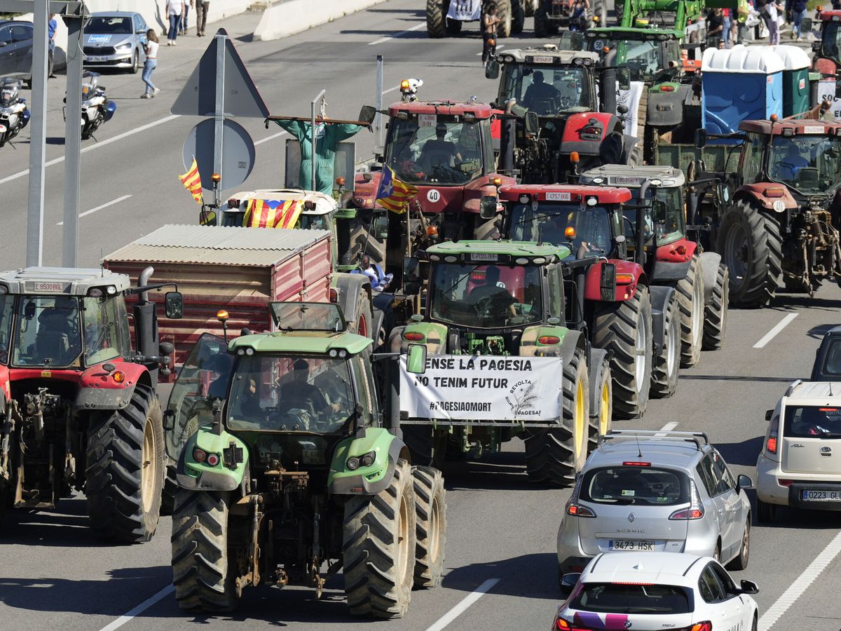 Foto: Agricultores protestando en La Jonquera. (EFE/David Borrat)