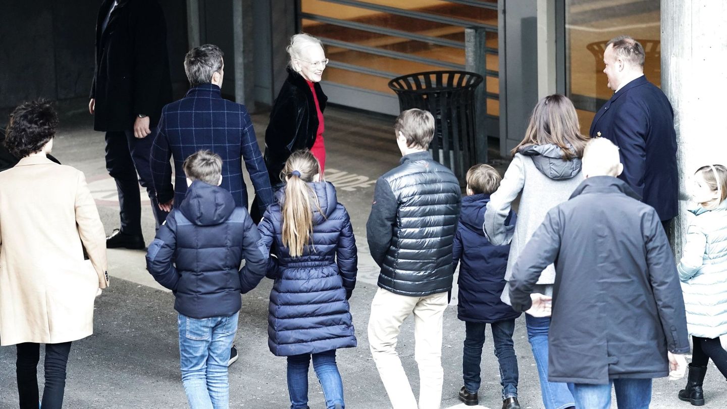 La familia al completo visitando a Henrik el sábado. (EFE)