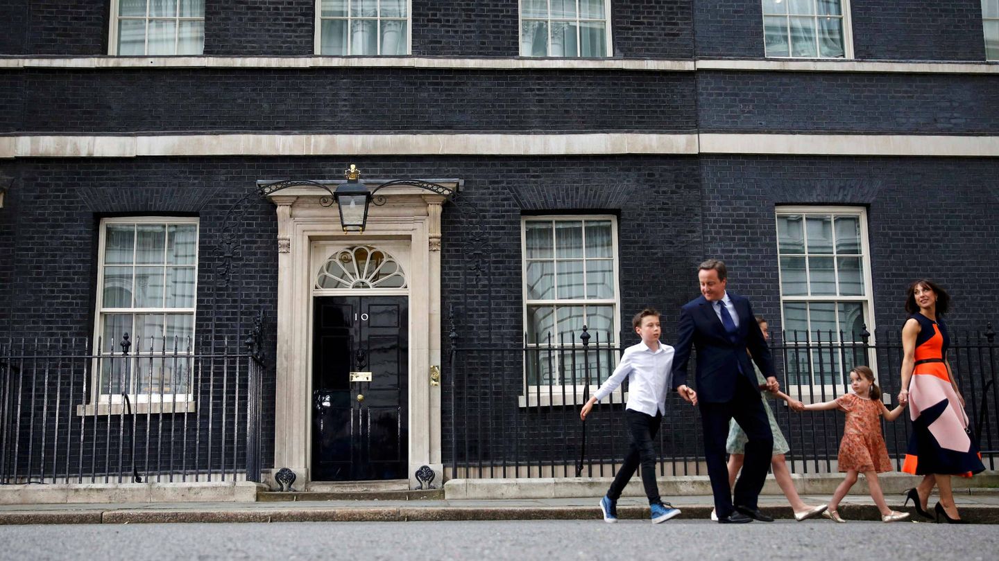 La familia Cameron, en el momento de abandonar Downing Street, el 13 de julio de 2016. (Reuters)