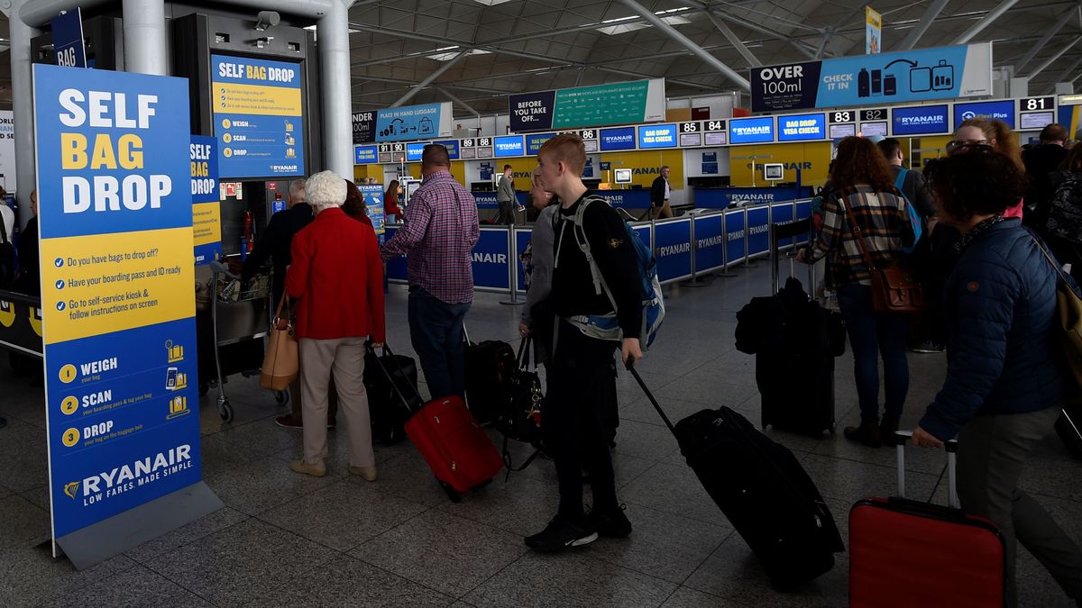 Fomento se reunirá con Ryanair tras anunciar que cobrará el equipaje de mano