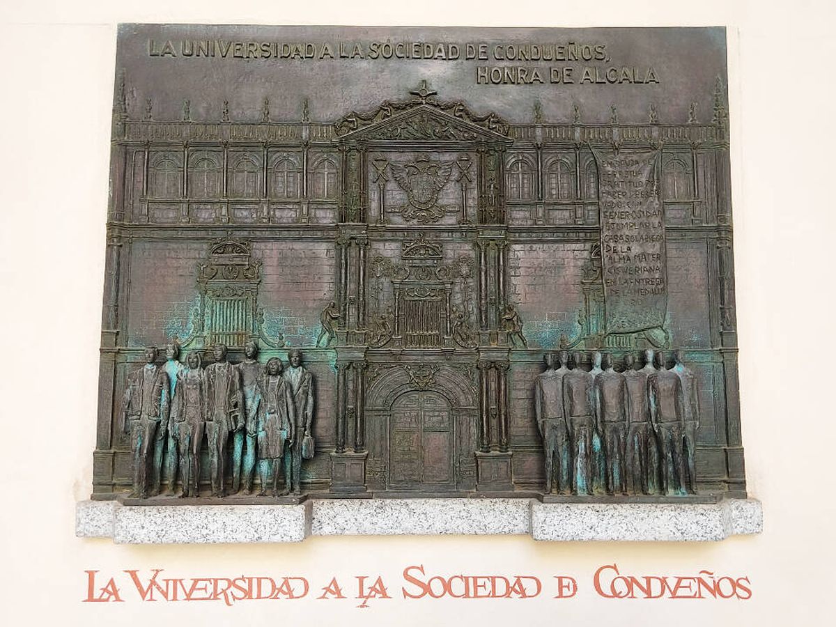 Foto: Placa en el Colegio Mayor de San Ildefonso de la Universidad de Alcalá de Henares en honor a la Sociedad de Condueños