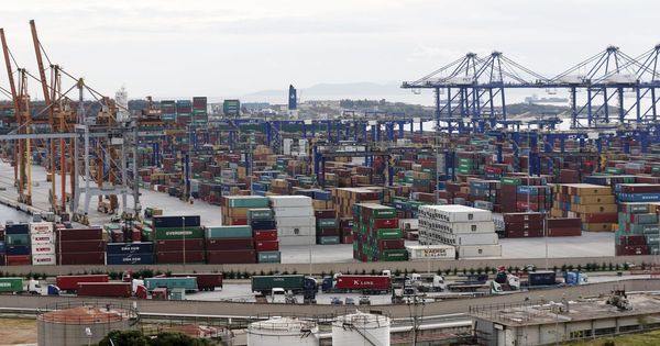 Foto: Vista general del Puerto del Pireo, en enero de 2015 (Reuters)