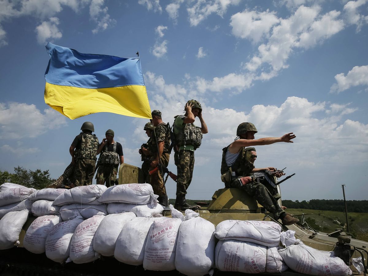 Foto: Tropas ucranianas, en el frente de guerra en 2014. (Reuters)