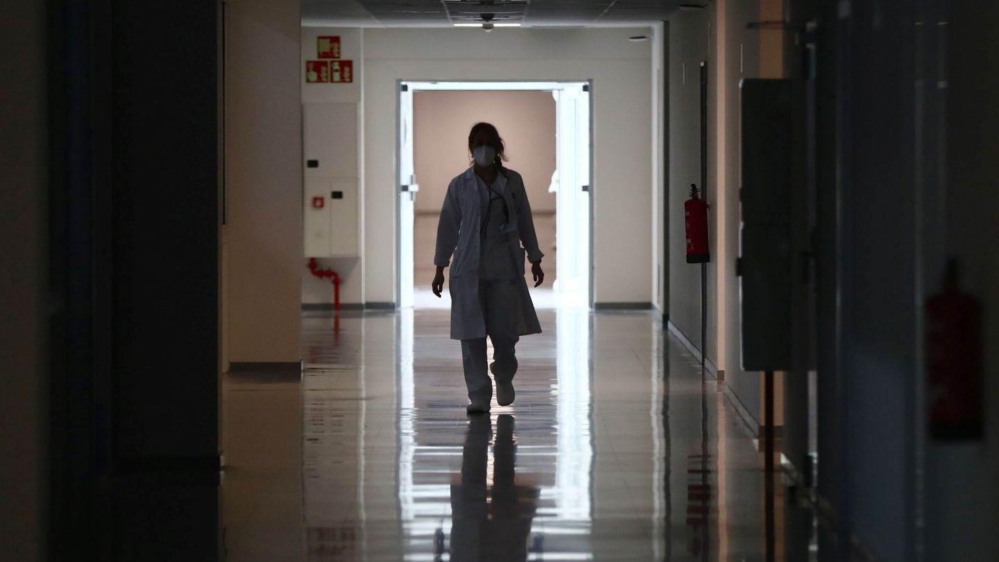Un sanitario camina por los pasillos del centro. (Reuters)