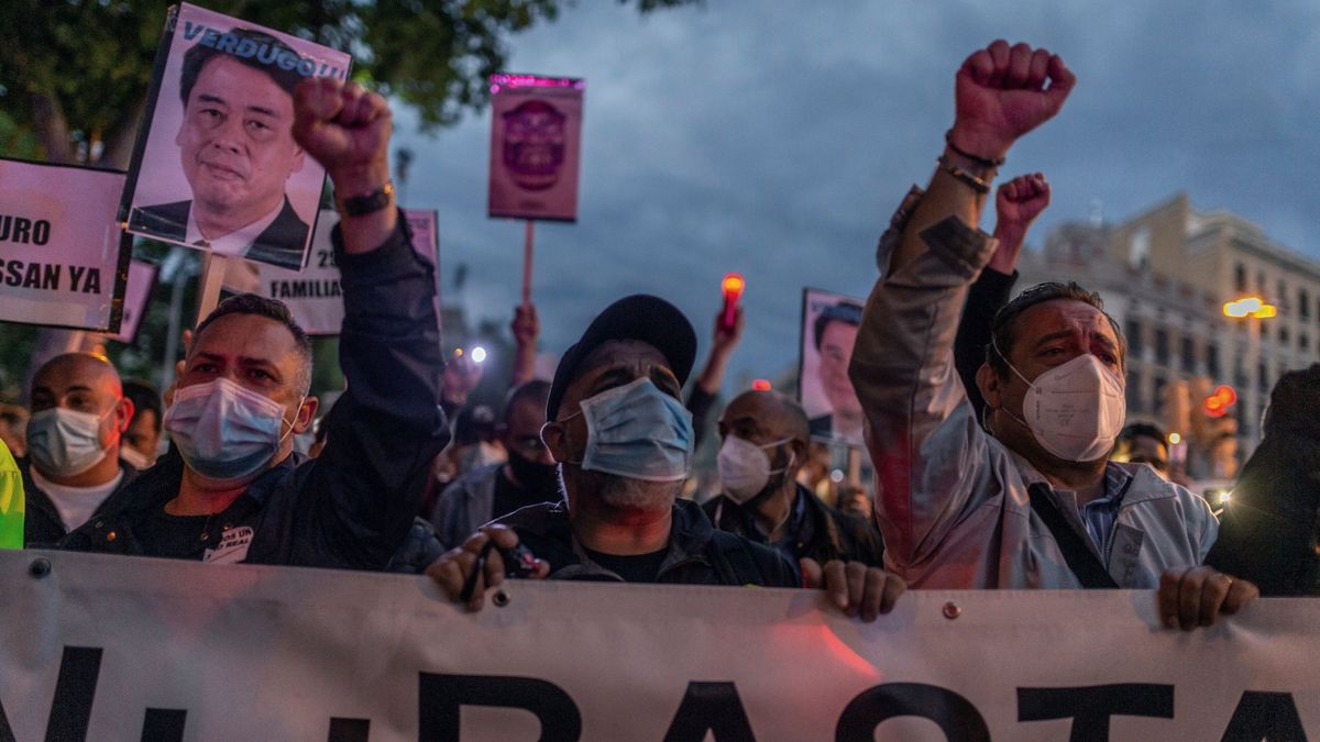 "¡Nissan no se cierra!": marcha nocturna contra la clausura de la planta en Barcelona