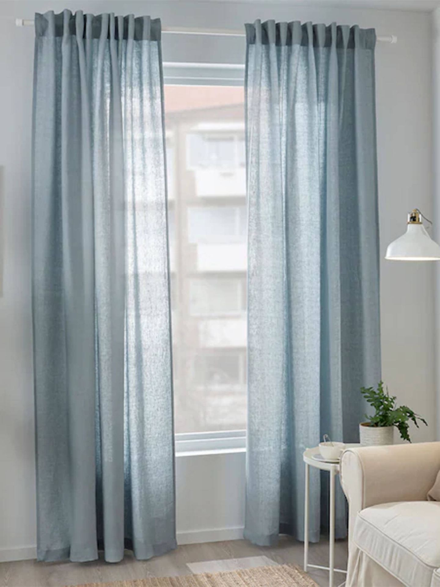 Apuesta por sacar el máximo partido a la luz natural con unas cortinas que la dejen pasar. (Ikea/Cortesía)