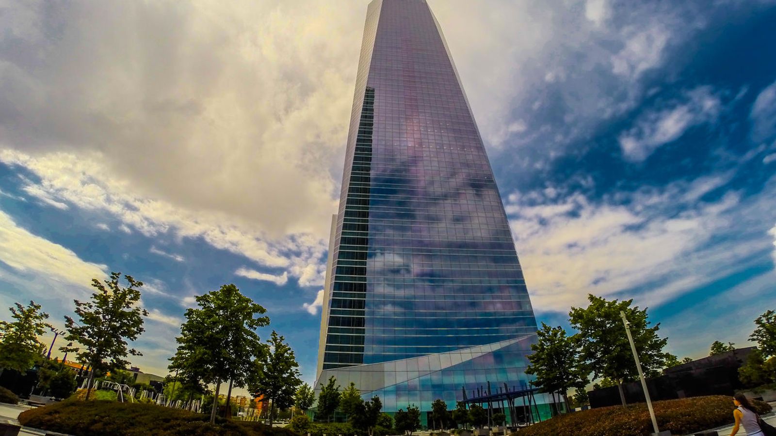 Foto: La recientemente vendida Torre Espacio en Madrid.