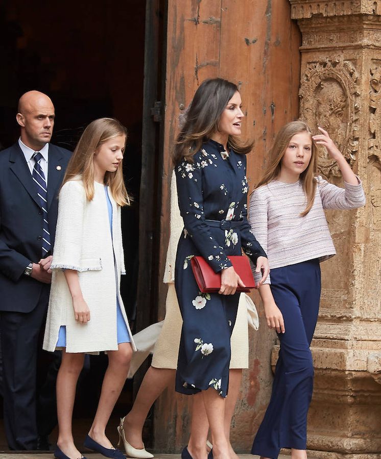 Foto: Letizia con sus hijas en la catedral de Palma. (Limited Pictures)