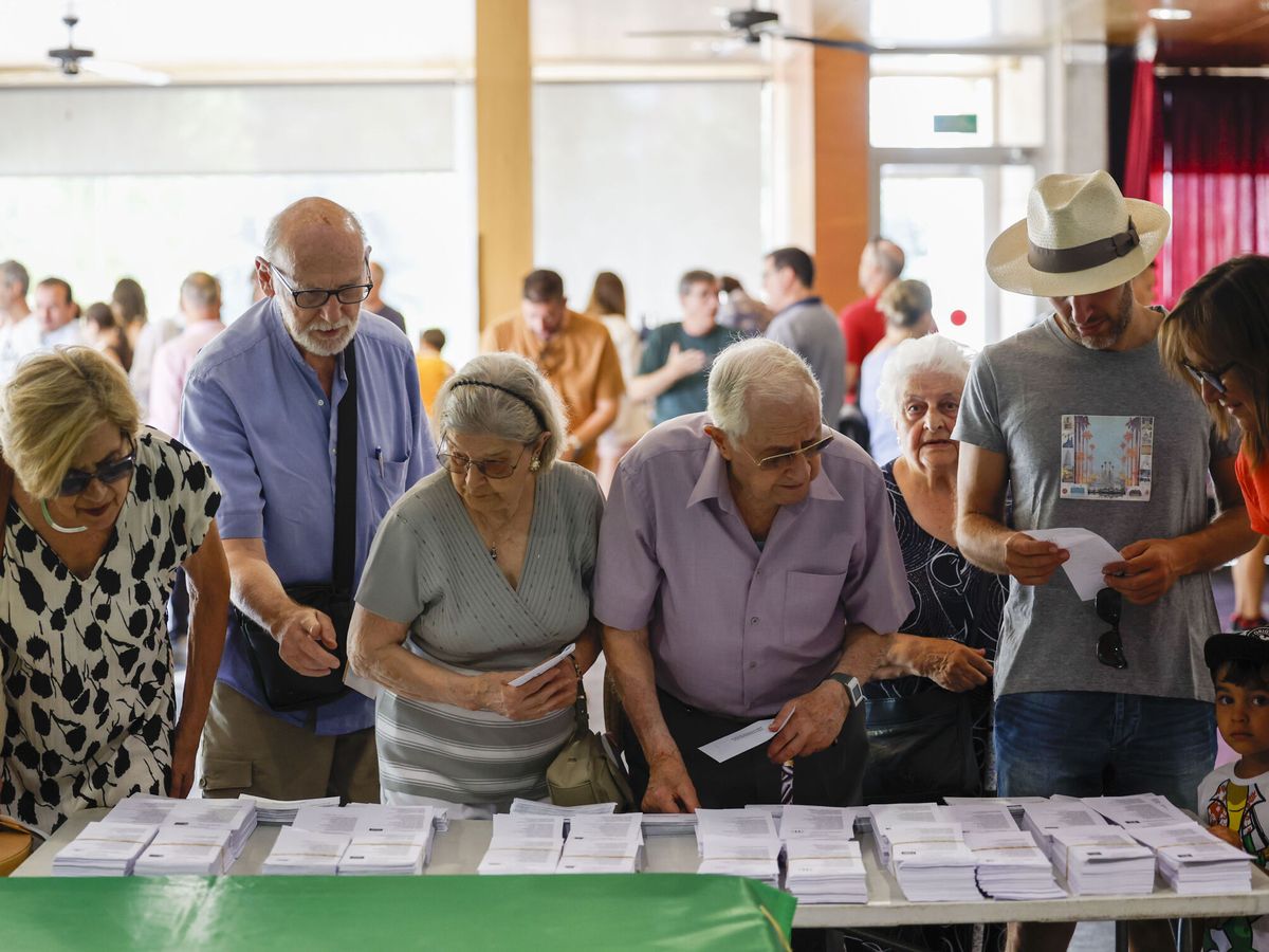 Foto: Las zonas de mayor renta y edad media votaron más a la derecha. (EFE/Alberto Estévez)